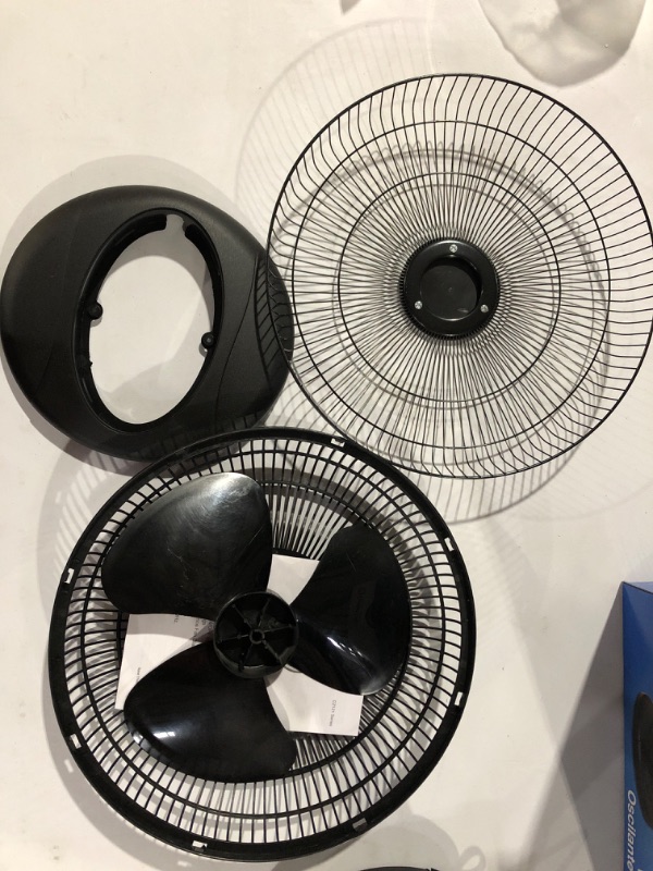 Photo 3 of Comfort Zone 12&#34; Oscillating Table Fan Black