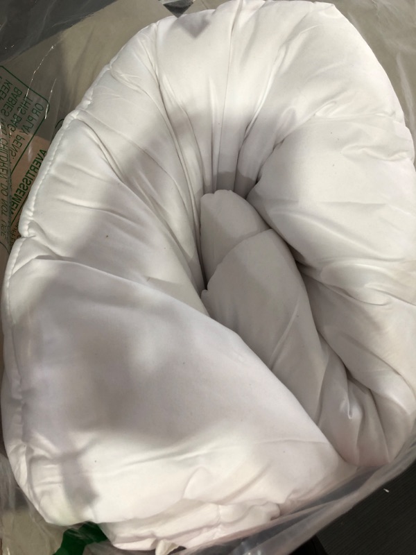 Photo 2 of ****item previously opened****
Amazon Basics Down Alternative Bedding Comforter Duvet Insert, Full / Queen, White, Light Full/Queen Light