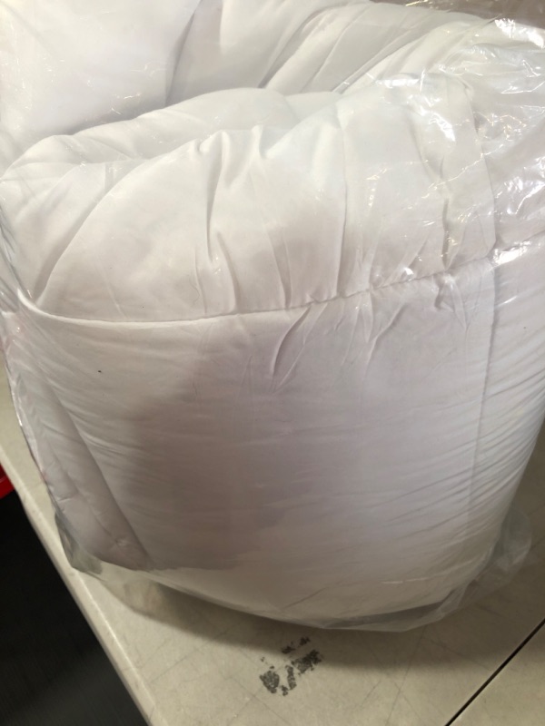 Photo 3 of ****item previously opened****
Amazon Basics Down Alternative Bedding Comforter Duvet Insert, Full / Queen, White, Light Full/Queen Light