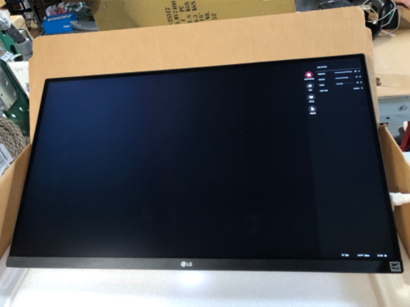 Photo 2 of (Damaged) LG 27UP600-W 27" 4K UHD IPS Monitor, DCI-P3 95%, 5ms (GTG), HDMI, VESA DisplayHDR 400, AMD FreeSync, Black Stabilizer, OnScreen Control, Reader Mode, White
