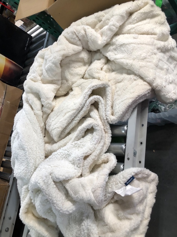 Photo 2 of *NEEDS TO BE WASHED* BEDSURE Sherpa King Size Blanket 