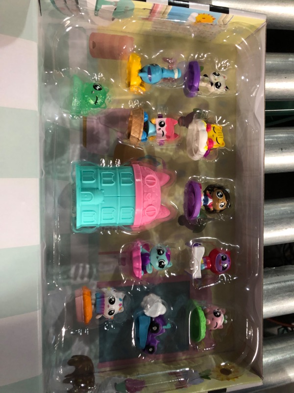 Photo 2 of Gabby's Dollhouse, Meow-Mazing Mini Figures Classic Theme 12 Pack