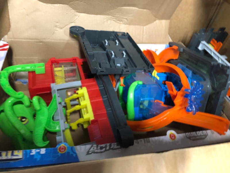 Photo 2 of Hot Wheels City Ultimate Octo Car Wash Playset with No-Spill Water Tanks & 1 Color Reveal Car