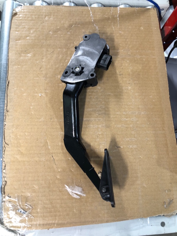 Photo 1 of GM Genuine Parts 15150990 Accelerator Pedal with Sensor
