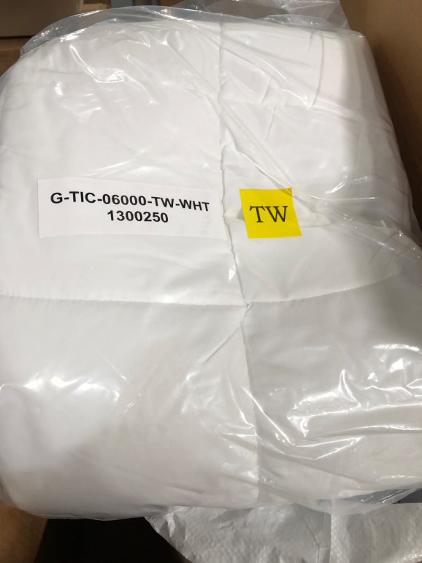 Photo 1 of [USED] Sleep Innovations Dual Layer 4 Inch Memory Foam Mattress Topper, Twin Size, Ultra Soft Support, 3 Inch Cooling Gel Memory Foam Plus 1 Inch Fluffy Pillow Top Cover Plush Support Twin