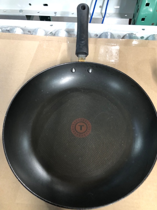 Photo 2 of (USED) T-fal  Nonstick Thermo-Spot Heat Indicator Dishwasher Safe Cookware Fry Pan, 12-Inch, Black