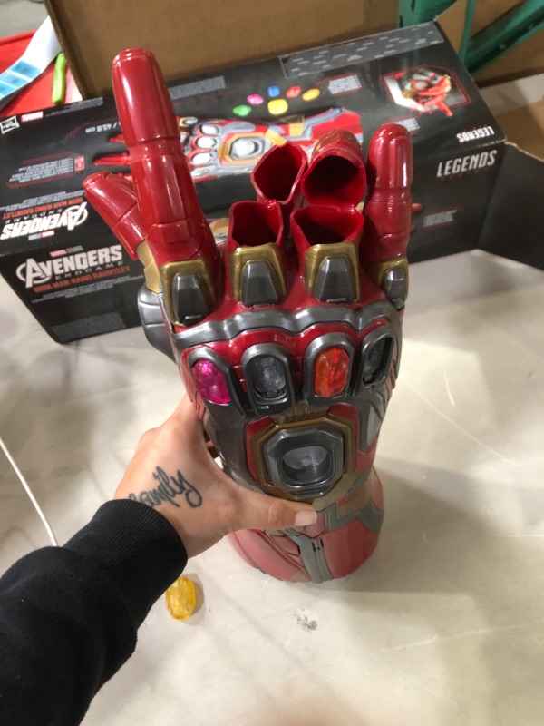 Photo 2 of *BROKEN* Hasbro F0196,Marvel Legends Series Iron Man Nano-handschoen elektronische vuist met scharnierpunten,Multi kleuren Standard
