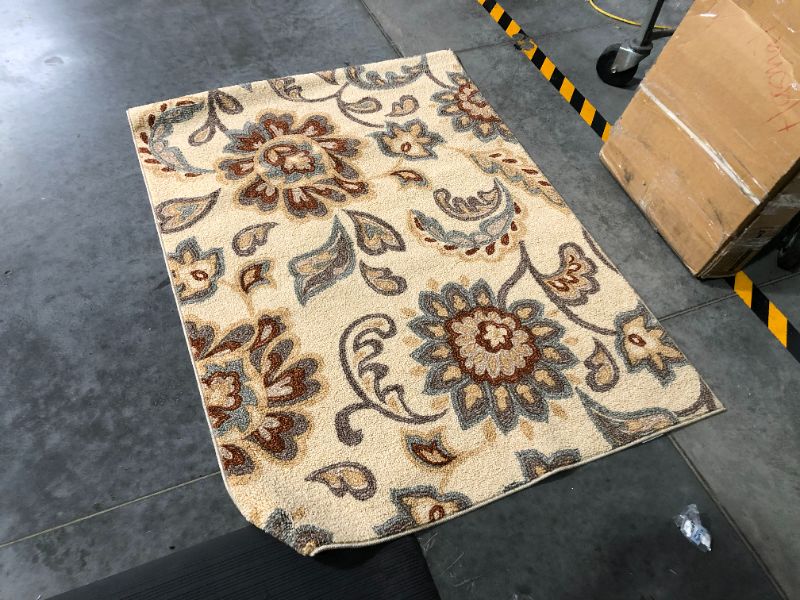 Photo 2 of 4 ft × 5 ft 6 in
AREA RUG
(1.2 m × 1.6 m)