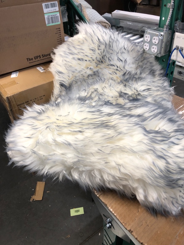 Photo 2 of (USED) Gracefur Genuine Australia Sheepskin Car Seat Cover Luxury Long Wool Front Seat Covers Fits Most Car, Truck, SUV, or Van 1 Piece (Grey)