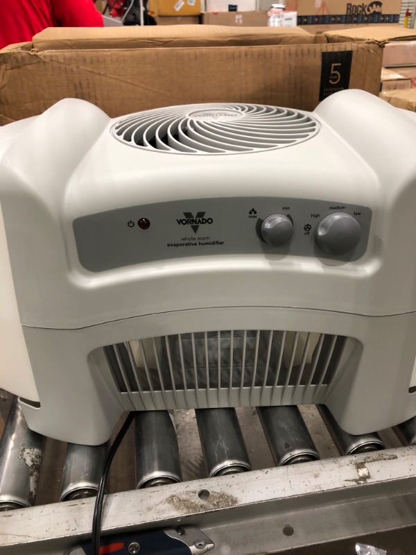 Photo 3 of Vornado Evap40 4-Gallon Evaporative Humidifier with Adjustable Humidistat and 3 Speeds
