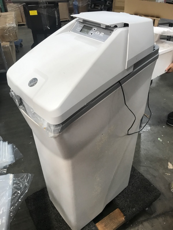 Photo 2 of **DAMAGED MISSING PARTS** GE Appliances GXSH40V Grain Water Softener with 40 200 Grain Capacity GE Exclusive SmartSoft Technology Self-cleaning sediment filter and U
