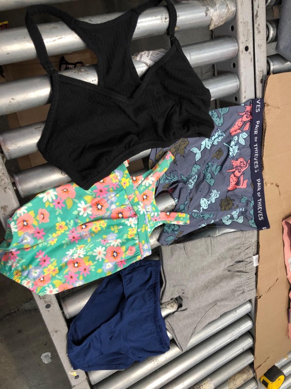 Photo 1 of 5 ITEMS
MISCELLANEOUS BAG BUNDLE WITH CLOTHING
