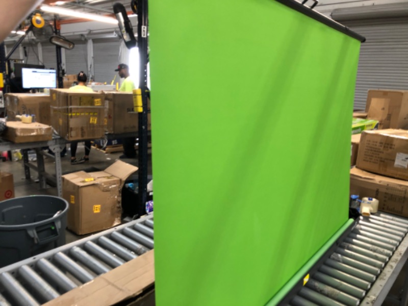 Photo 2 of Elgato Green Screen - Collapsible Chroma Key Backdrop, Wrinkle-Resistant Fabric and Ultra-Quick Setup for background removal for Streaming, Video Conferencing, on Instagram, TikTok, Zoom, Teams, OBS  Collapsible (58.27 x 70.87 in) -DOES NOT LATCH CLOSE, L