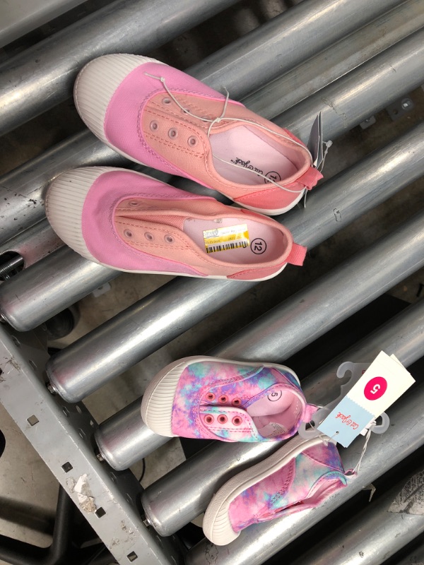 Photo 1 of 2 ITEM BUNDLE
Toddler Rory Tie-Dye Slip-on Sneakers - Cat & Jack™ SIZE 5
Toddler Rory Slip-On Sneakers - Cat & Jack SIZE 12