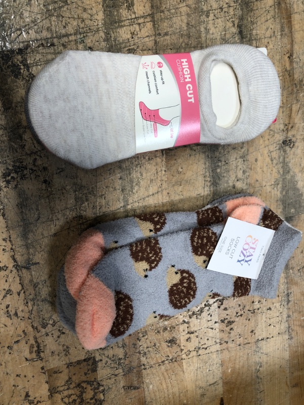 Photo 3 of 2PACK** Peds Women's High-Cut Full Cushion 4pk Sport No Show Socks - 5-10 + Women's Hedgehog Cozy 2pk Low Cut Socks - Gray/White 4-10



