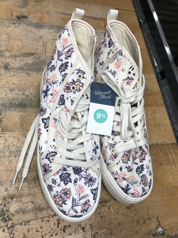 Photo 2 of (Size: 9 1/2) Women's Cassie Sneakers - Universal Thread™