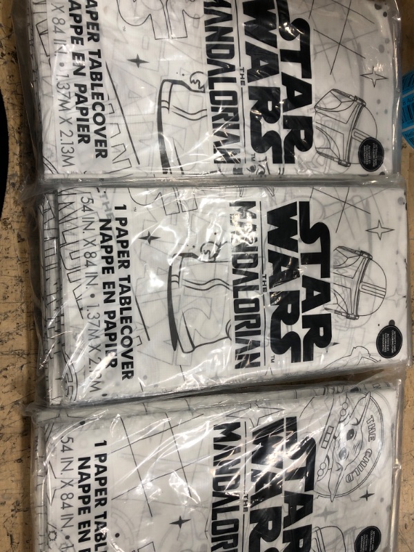 Photo 1 of 1 paper table cover nappe en papier star wars