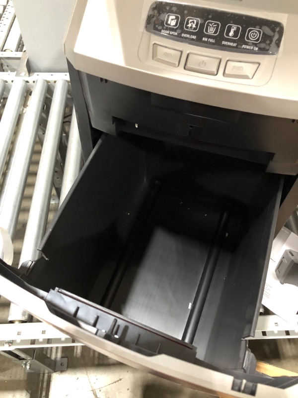 Photo 1 of Aurora AU1580MA Professional Grade High Security 15-Sheet Micro-Cut Paper/ CD and Credit Card Shredder, 60 Minutes Continuous Run time

