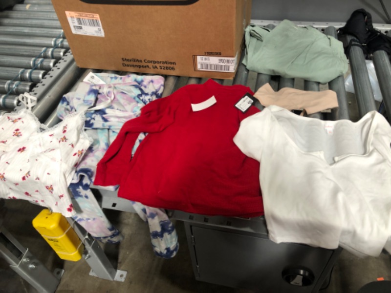 Photo 1 of 6 item bundle
clothing bundle  