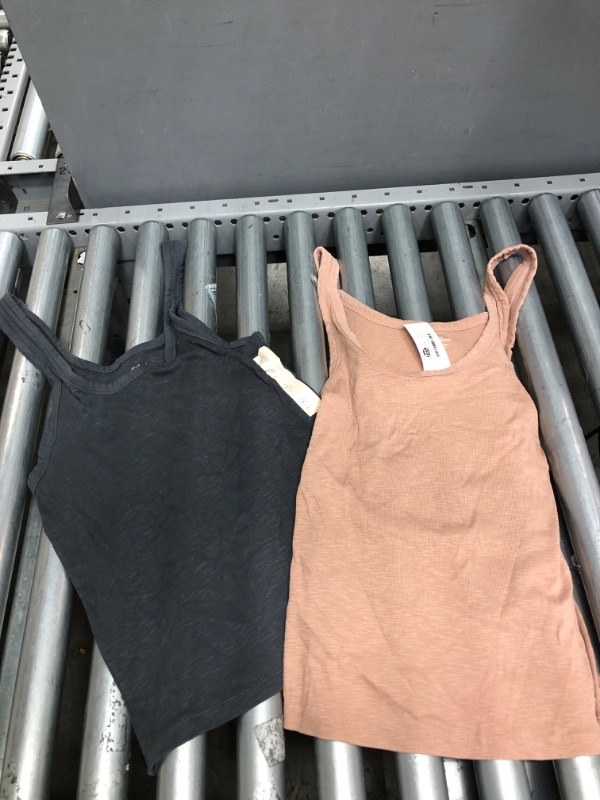 Photo 1 of 2 Sets of Women's Sleeveless Tank Top Size M
