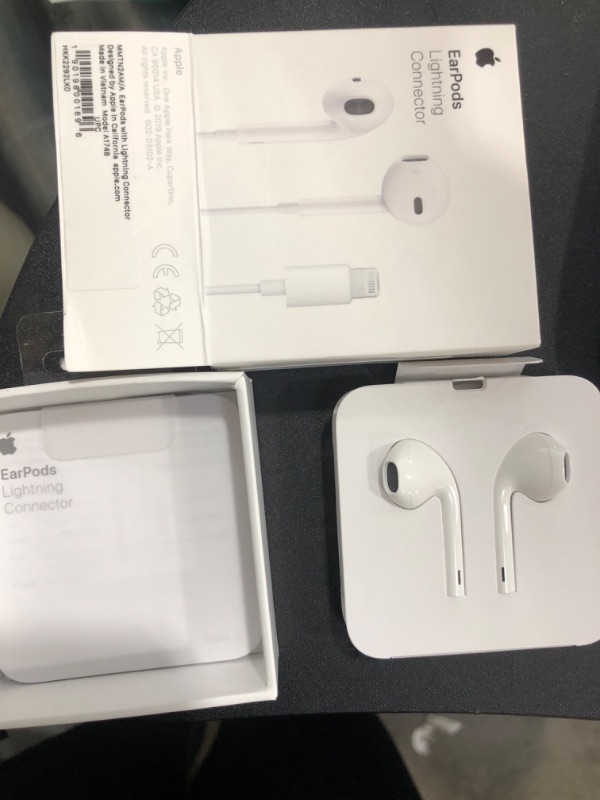 Photo 2 of Apple in-Ear EarPods with Lightning Connector for iPhone 7/7Plus - White- MMTN2AM/a
