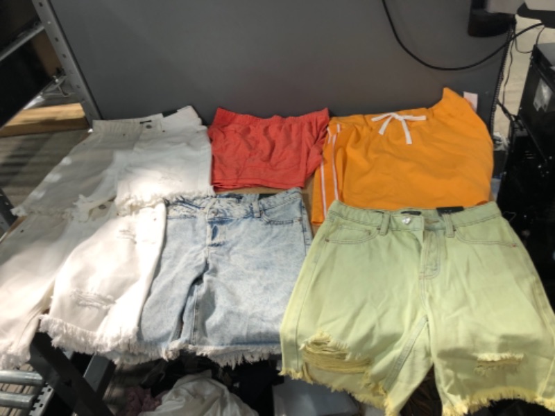 Photo 1 of 6 Items Women's Shorts Bundle (0,0 , 2, 2 , s, l)
