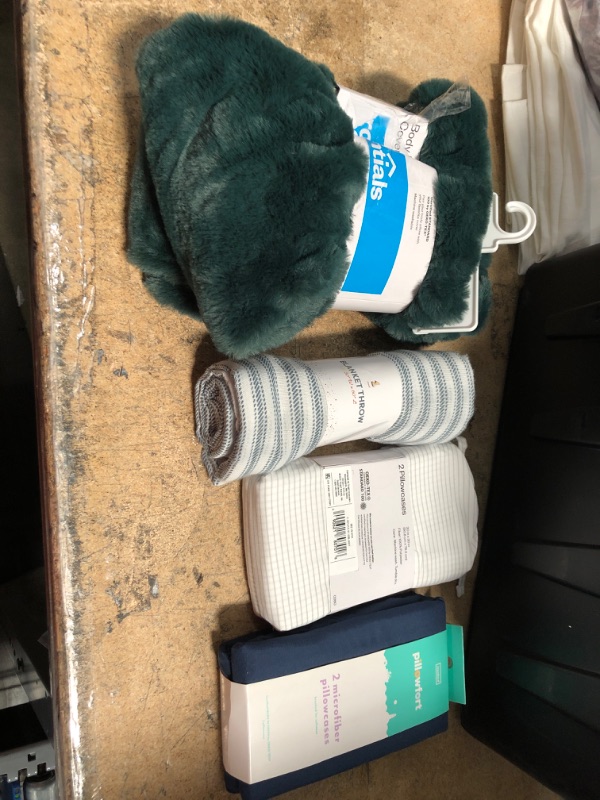 Photo 1 of BUNDLE OF 4 ITEMS 