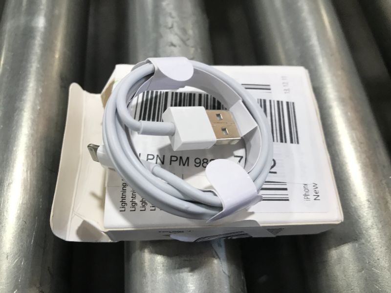 Photo 1 of Apple MD818ZM/A Lightning to USB Cable - 1 meter (3.28 Feet) - White
