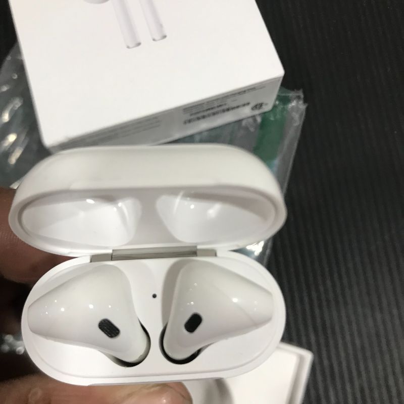 Photo 3 of Apple AirPods with Charging Case 