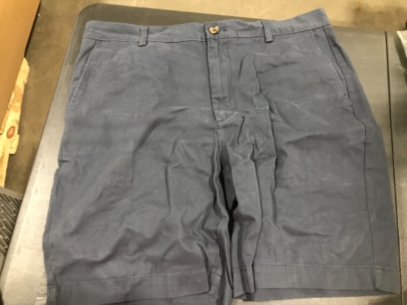 Photo 2 of Amazon Essentials Men's Classic-Fit 9" Short SIZE 36 