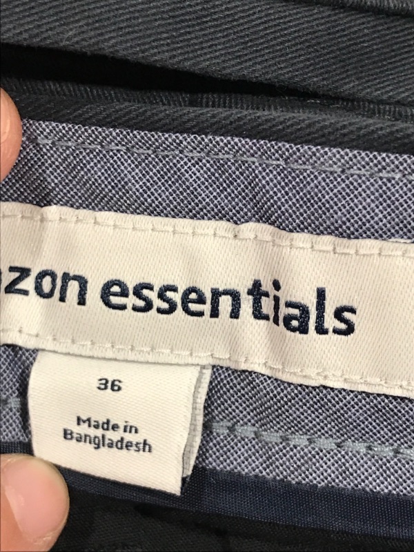 Photo 3 of Amazon Essentials Men's Classic-Fit 9" Short SIZE 36 