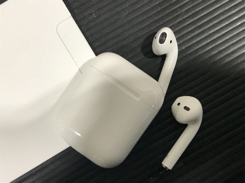 Photo 3 of Apple - AirPods with Charging Case (2nd generation) - White
