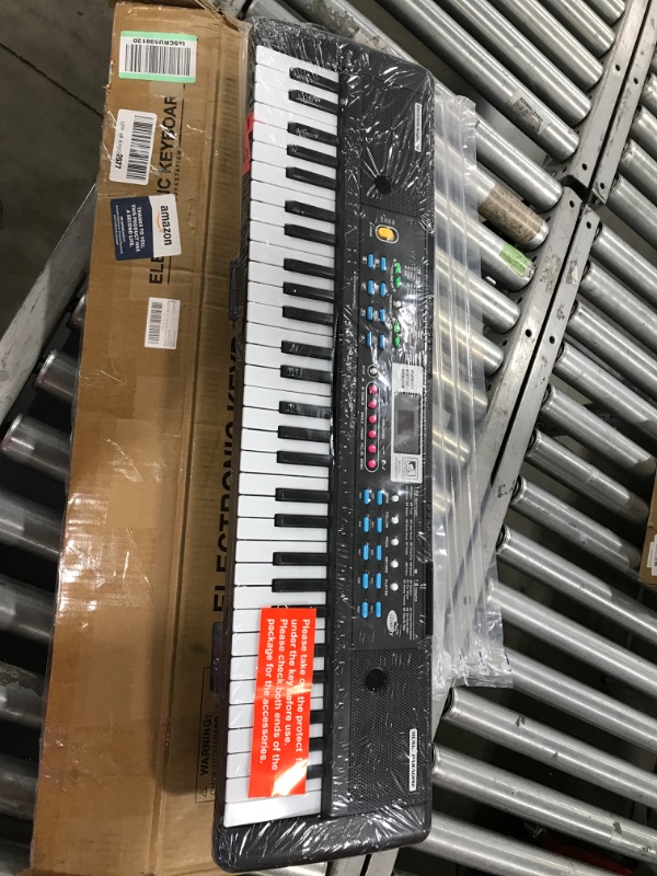 Photo 1 of Generic electronic keyboard