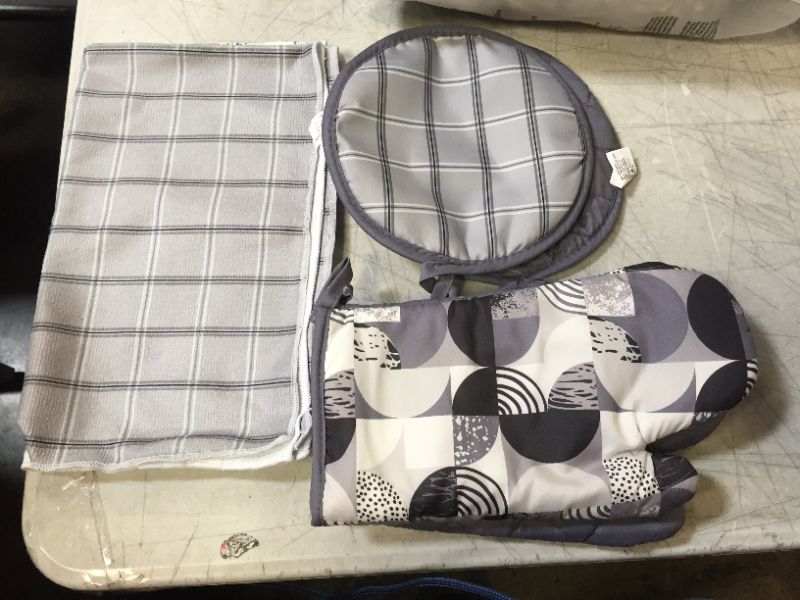 Photo 2 of YiHomer 6 Pack Kitchen Set | 2 Oven Mitts and 2 Round Pot Holders of Quilted Lining with Cotton Wadding - 2 Dish Towels for Drying Dishes | Perfect for Gifting, Baking and Everyday Cooking (BA & GC)
