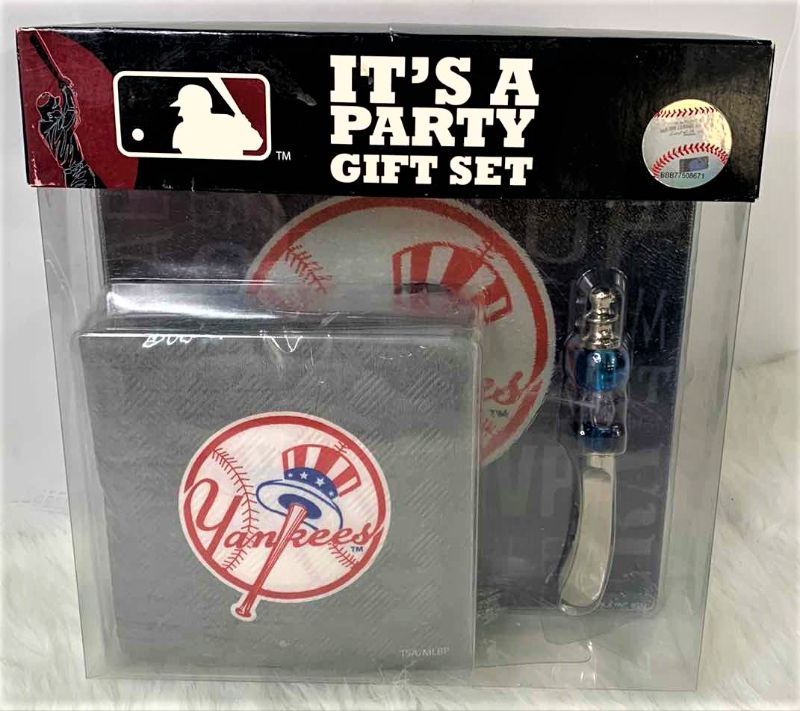 Photo 1 of NEW YORK YANKEES COLLECTIBLE PARTY SET.