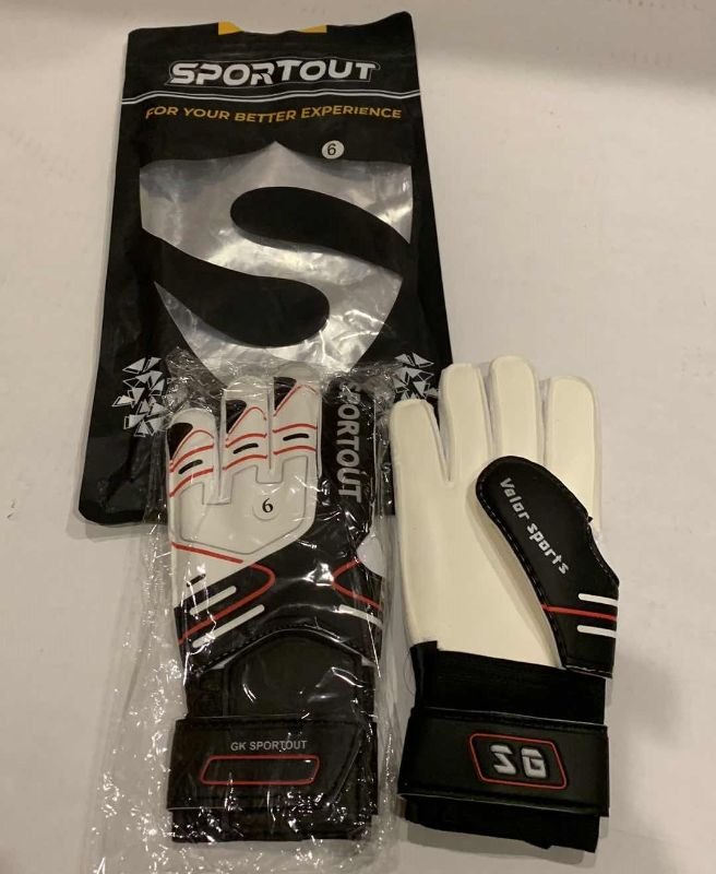 Photo 1 of SPORTOUT SOCCER GOAL KEEPER GLOVES SIZE 6