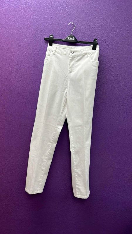 Photo 5 of NWT WOMEN'S SIZE 16 WHITE JEANS  $69.95