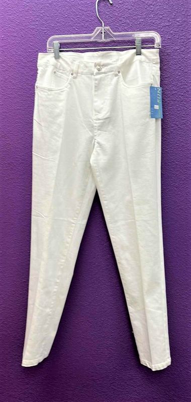 Photo 1 of NWT WOMEN'S SIZE 6 -  WHITE JEANS $69.95