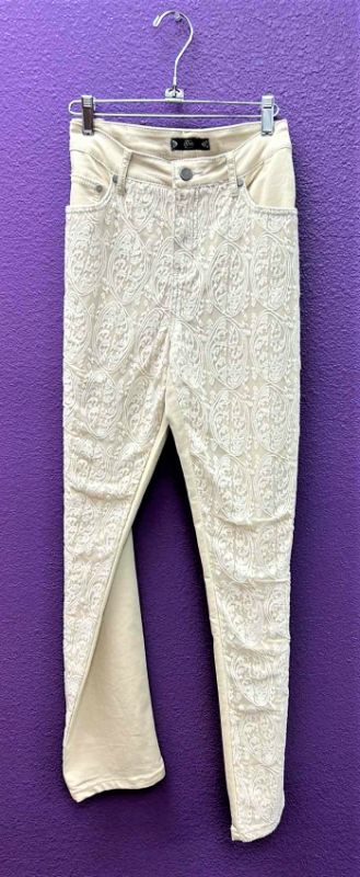 Photo 1 of NWT WOMEN'S SIZE 33/16 - TRU LUXE  IVORY JEANS EMBROIDERED  $89.95