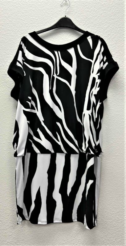 Photo 1 of NWT WOMEN'S SIZE XL ZEBRA PATTERN TOP/DRESS