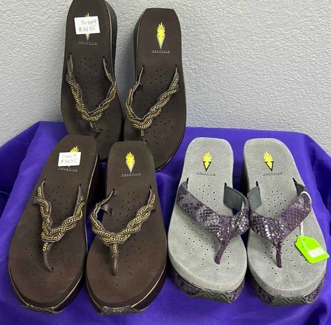 Photo 1 of NWT WOMEN'S SIZE 9 - 3 PAIRS FLIP-FLOPS $34.95 EACH