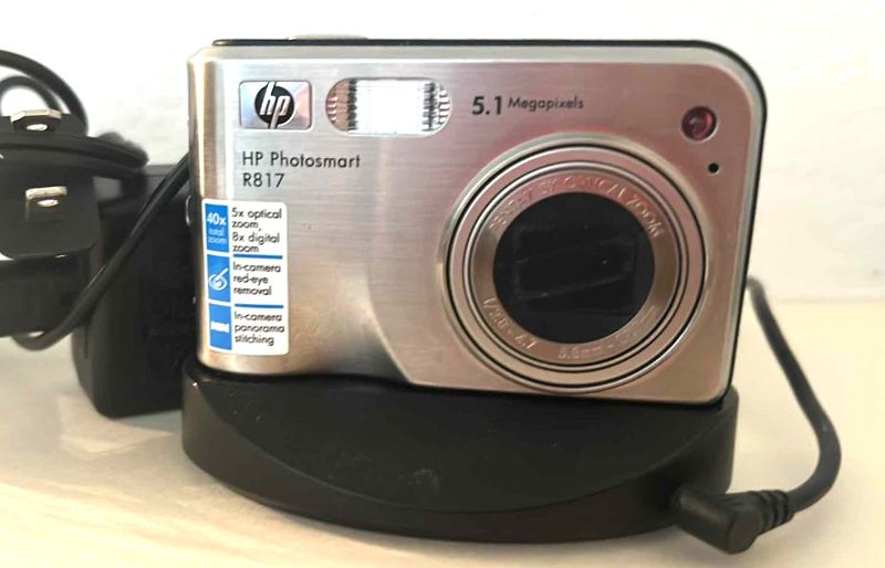 Photo 1 of HP PHOTOSMART CAMERA W CHARGER