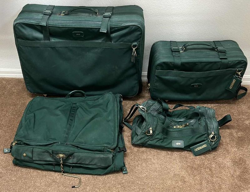 Photo 1 of 4 PC LUGGAGE SET