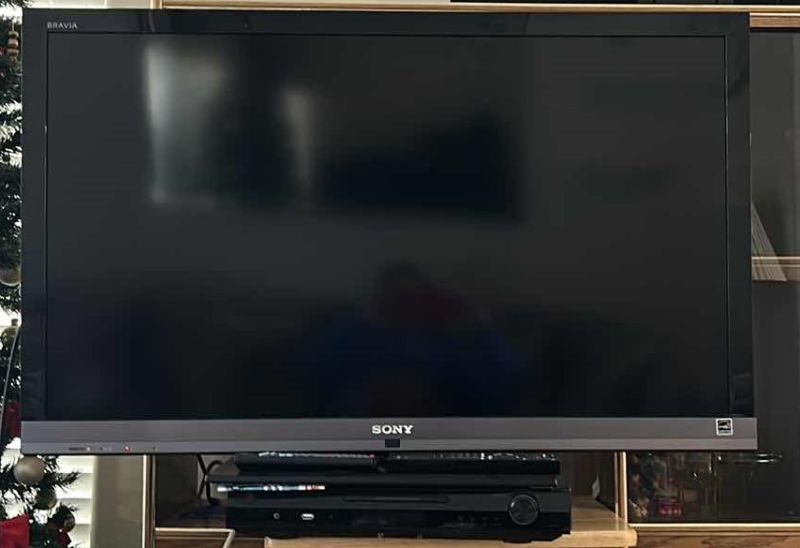Photo 1 of SONY 40” W REMOTE AND DVD/CD/WMA PLATER