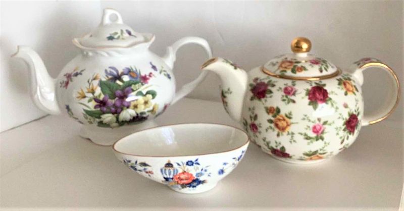 Photo 1 of 3 PC PORCELAIN - TEAPOT ARTHUR
WOOD SND DO. STATFFORDSHIRE ENGLAND NUMBERED, TEA POT OLD COUNTRY ROSES, KING ALBERT FINE CHINA, DISH STAFFORDSHIRE ENGLAND.