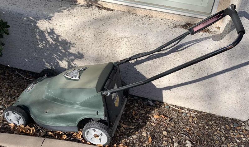 Photo 1 of BLACK AND DECKER 4.0 HP 19” CUT ELECTRIC LAWN MOWER TESTED WORKING