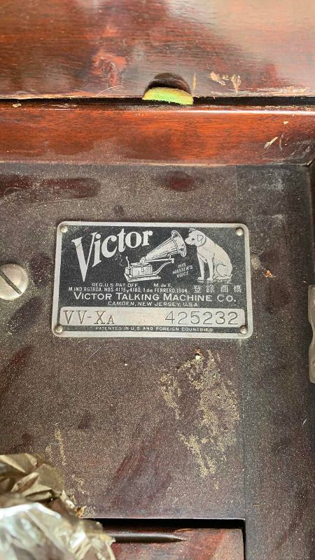 Photo 2 of VINTAGE VICTROLA VICTOR TALKING MACHINE