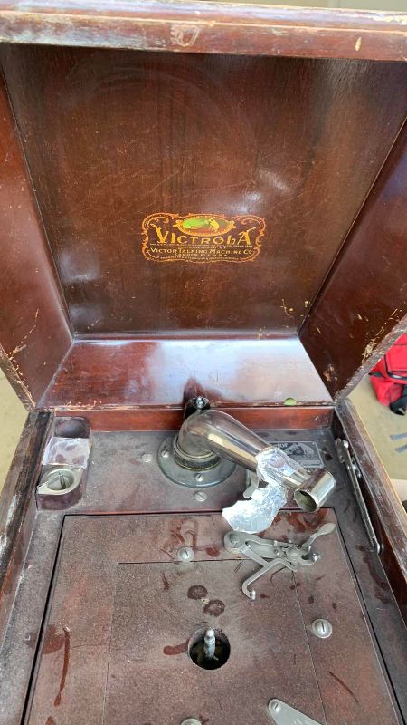 Photo 3 of VINTAGE VICTROLA VICTOR TALKING MACHINE