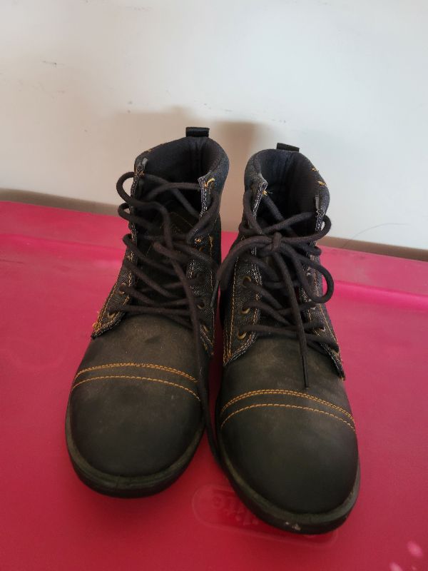 Photo 2 of WOMENS LEVIS BOOTS