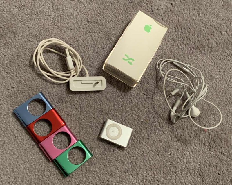 Photo 3 of APPLE IPOD SHUFFLE W CHARGER